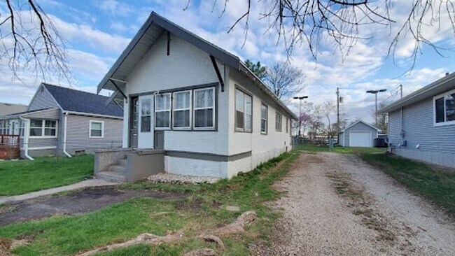 Building Photo - Pet Friendly Home with Fenced Back Yard and Hardwood Floors!