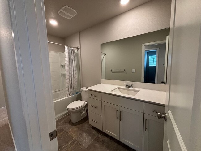 Building Photo - Beautiful 4 Bed/2.5 Bath Plus Office with ...