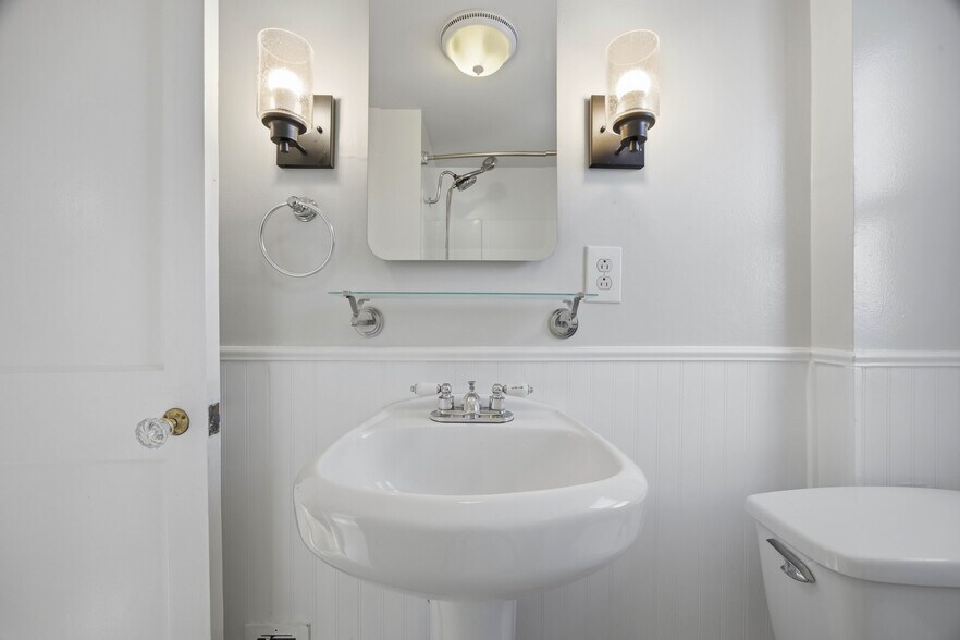 Building Photo - 470 Falstaff Rd