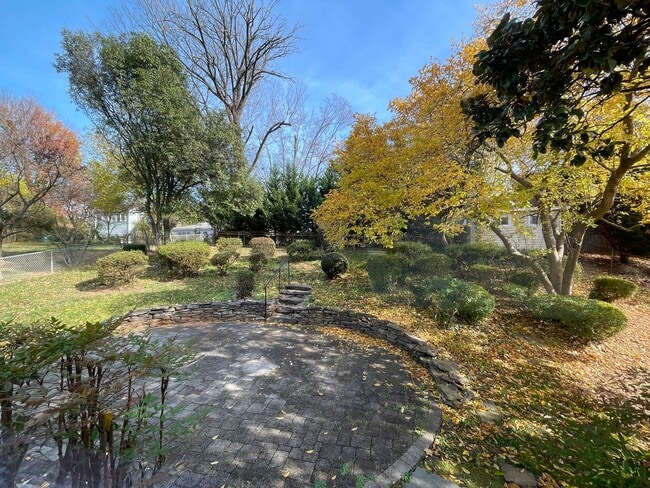 Building Photo - Cheerful 3 Bedroom 2 Bathroom With Office And Spacious Fenced Yard In Beautiful Pimmit Hills