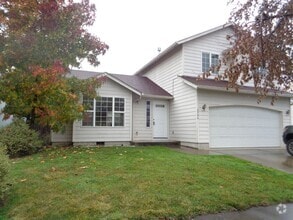 Building Photo - Desirable Pet Friendly Three Bedroom Home!