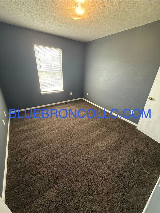 Building Photo - 621 Willow Ln