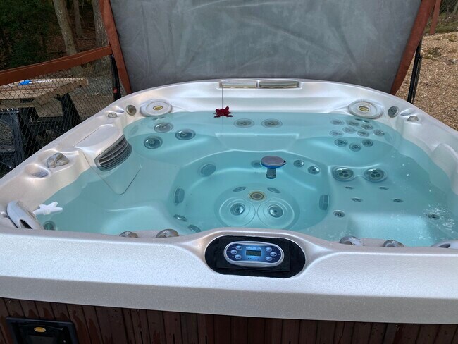 Hot tub, seats 6 - 48 Hope Rd