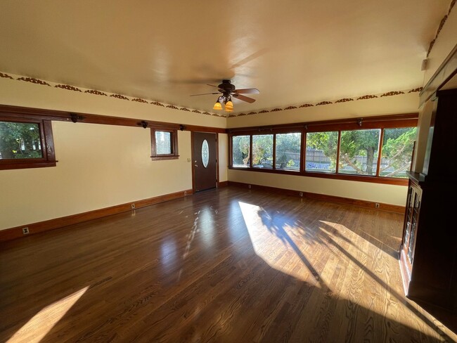 Building Photo - BEAUTIFUL CRAFTSMAN HOME IN SPRING VALLEY