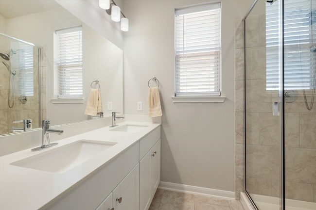 Building Photo - Bright & Charming Fantine Fields Home