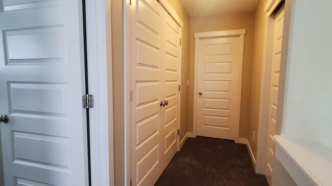 Building Photo - 2 Master Suites Townhome 2 Car Garage