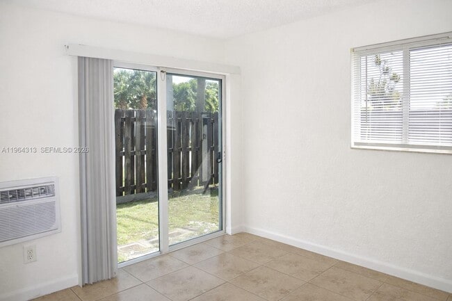 Building Photo - 932 Moffett St