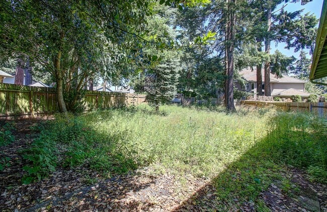 Building Photo - 2 BEDROOM, 1 BATH DUPLEX W/FENCED YARD!