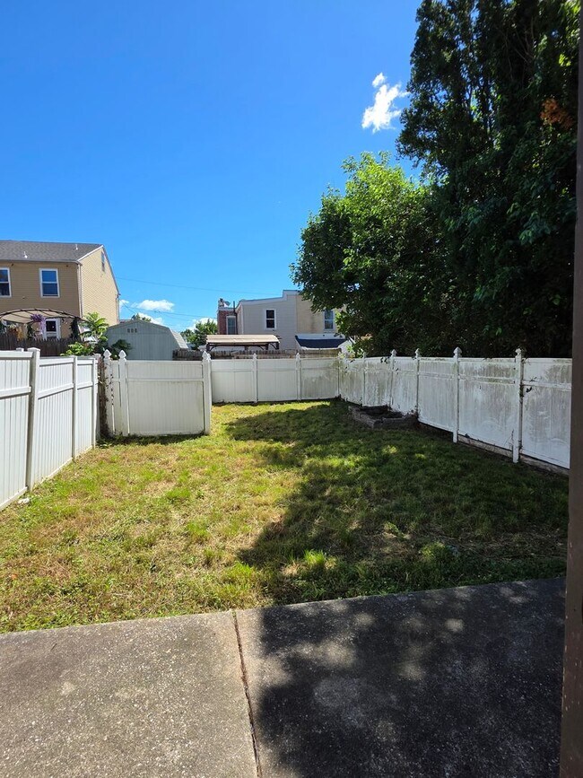 Building Photo - Browntown Twin Home