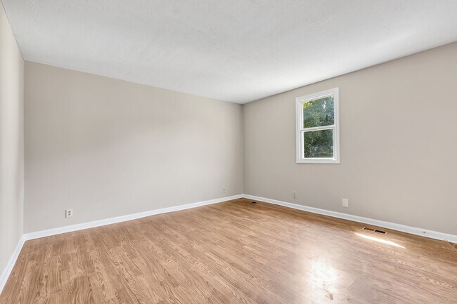 Building Photo - 844 Circle Dr
