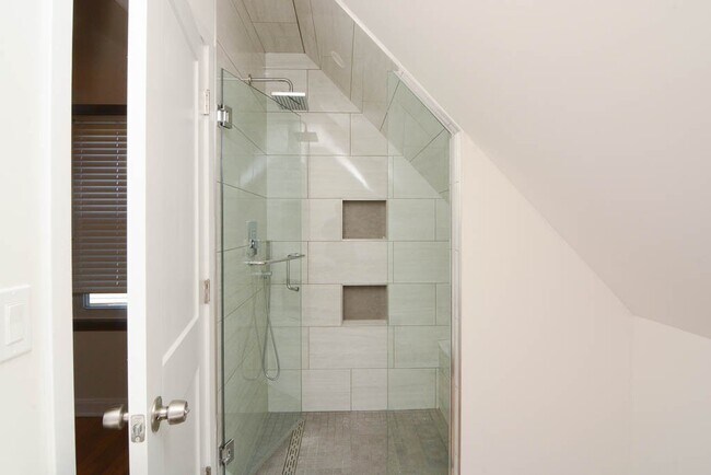 Building Photo - 1111 W Roscoe St