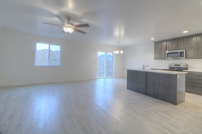 Building Photo - 3 Bedroom 2.5 Bathroom Payson Utah