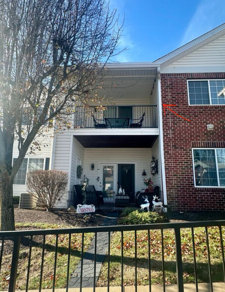 Second story unit - view of balcony - 750 Hidden Ridge Ct