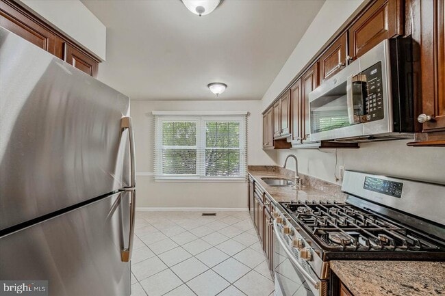 Building Photo - 7177 Lake Cove Dr