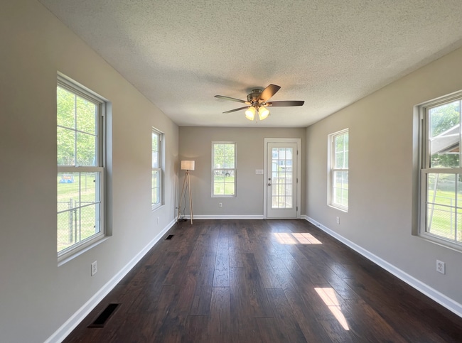 Building Photo - Lovely 3bd 2ba  In the heart of Wake Fores...
