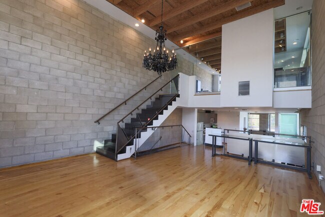 Building Photo - 6615 Melrose Ave