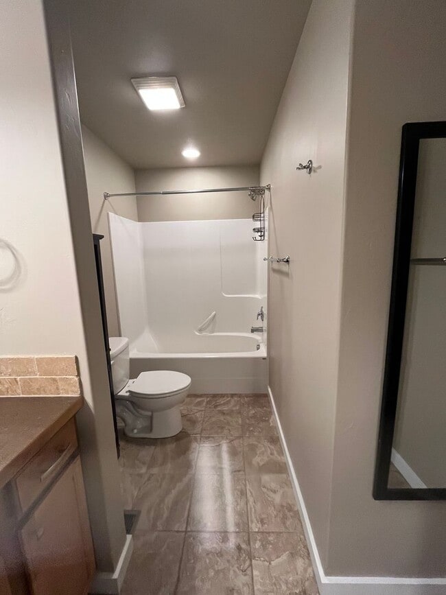 Building Photo - 3 bed 2.5 Bath Condo with 2 car garage