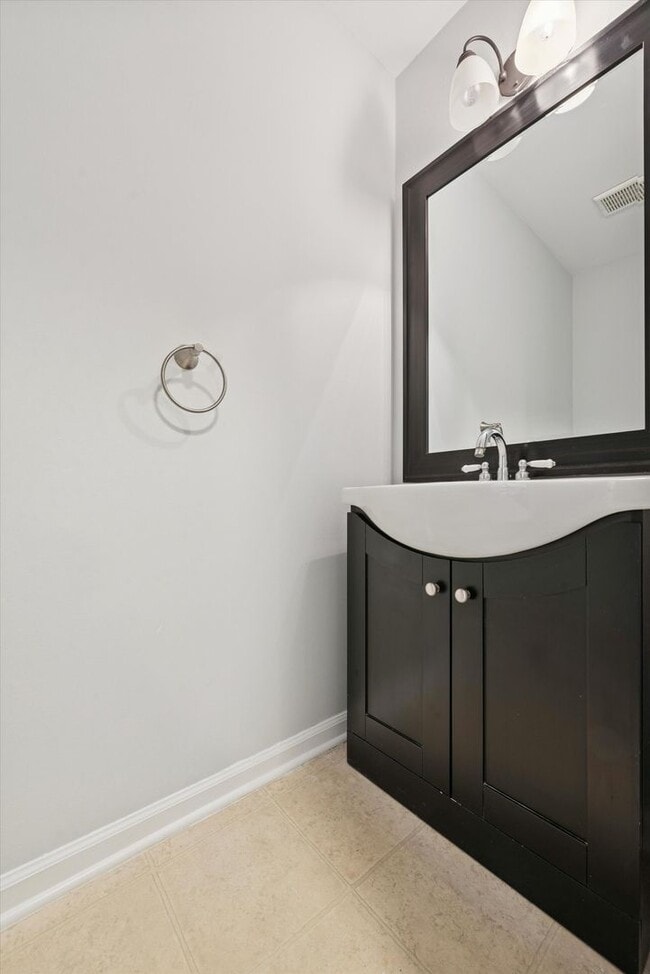 Building Photo - Available Now – Beautifully Updated 3 Bedr...