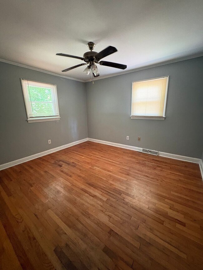 Building Photo - Great Location in Greenville 3 Bedroom 1.5 Bath  Minutes from Augusta Road and Downtown!!