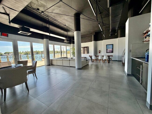 Building Photo - 900 Bay Dr E