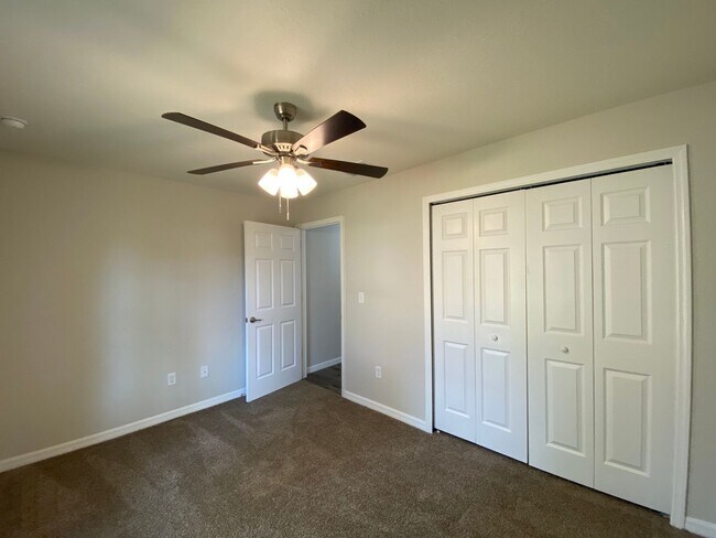 Building Photo - *** NOT AVAILABLE TO SHOW TILLL MID APRIL *** Custom Home - Desirable SE Ocala Neighborhood 3/2/2...