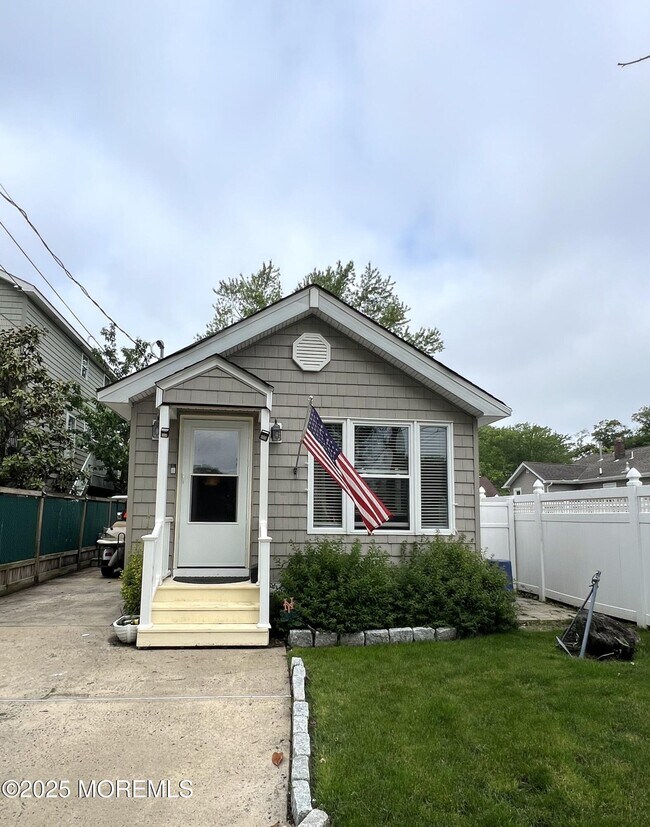 Primary Photo - 5 Riverview Ave
