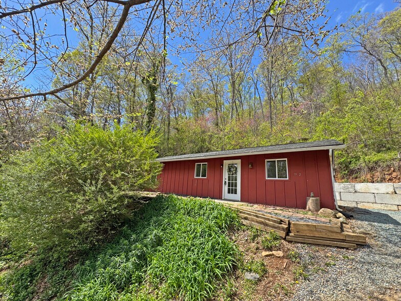 Don't Miss Out on this Beautiful Mountainside Cottage - 5 Miles from Crozet. - 7942 New Hope Rd