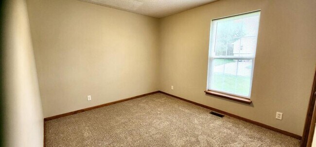 Building Photo - 1713 Briarwood Ln