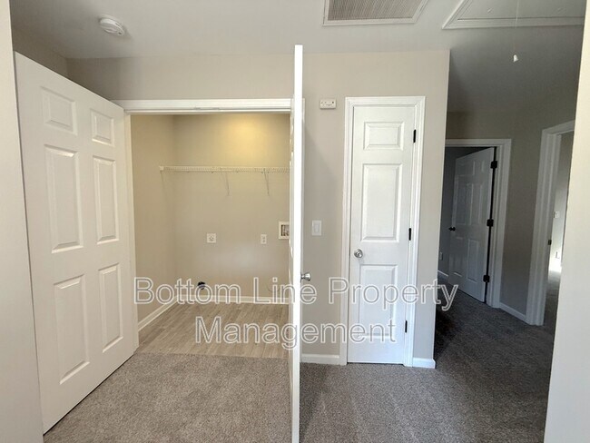 Building Photo - 4133 Robinwood Dr