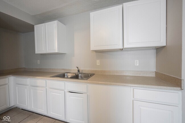Building Photo - 4840 Leone Dr