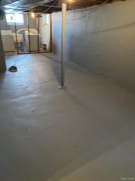 Building Photo - 15518 Snowden St