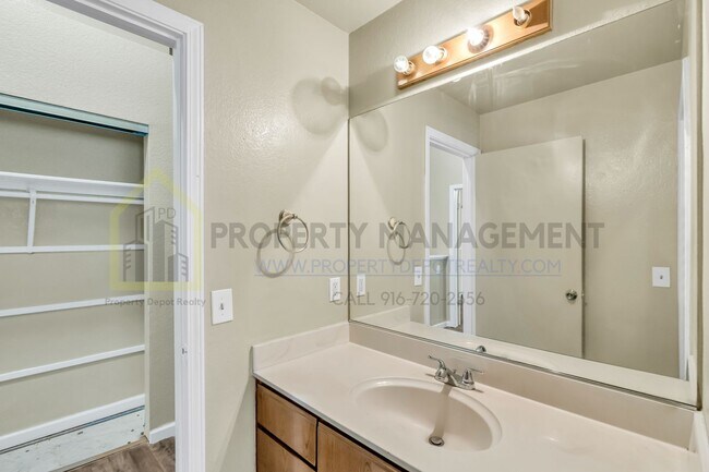 Building Photo - 3 bedroom 2 baths available in a gate community