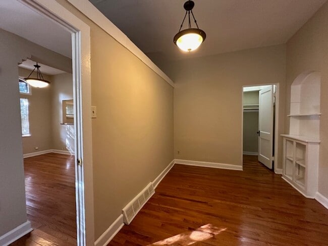 Building Photo - 1 & 2 Bedrooms-Brady St - Heat & Electricity Included