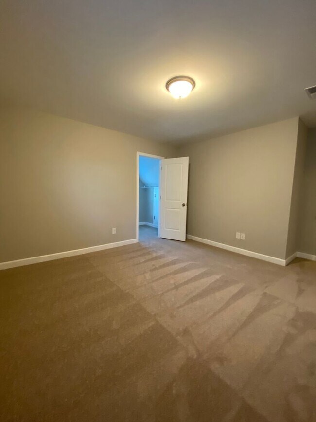 Building Photo - Newer Home-5 Bed/3.5 Bath