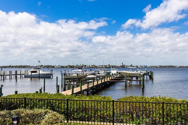 Building Photo - 625 NW North River Dr