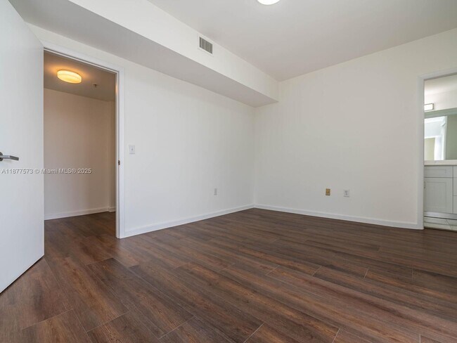 Building Photo - 1402 Brickell Bay Dr