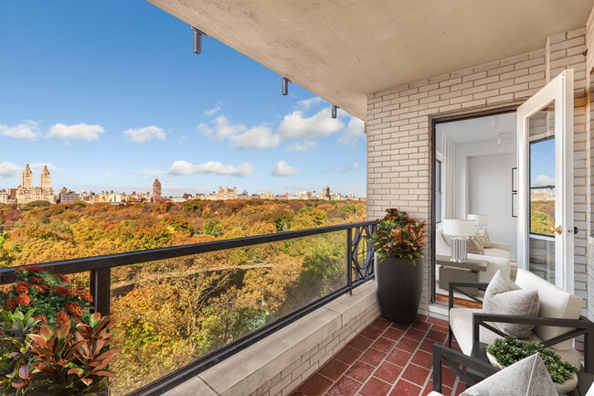 Building Photo - 923 5th Ave