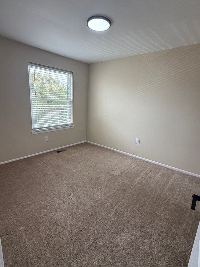 Building Photo - Beautiful Updated 4 bedroom townhouse available!