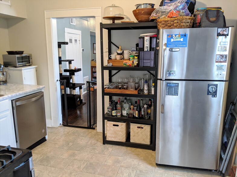 Kitchen - looking into living room - 1135 W 41st St
