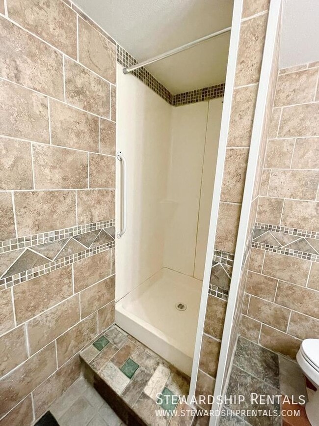 Building Photo - 325½ Schooling St.-