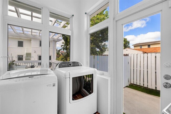 Building Photo - 4340 Pine Tree Dr