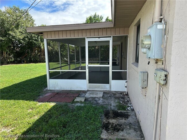 Building Photo - 225 Sparrow Ave