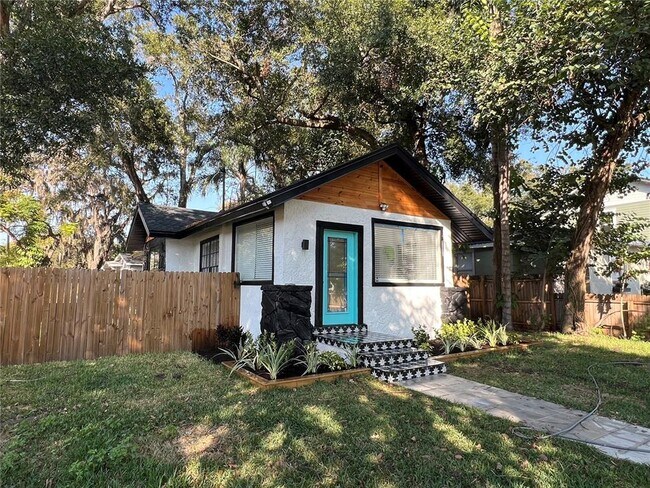 Building Photo - 1502 E Knollwood St