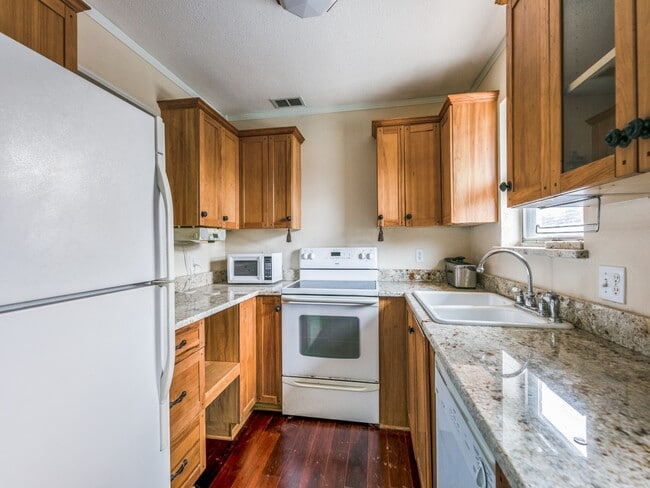 Building Photo - 5833 Sandhurst Ln