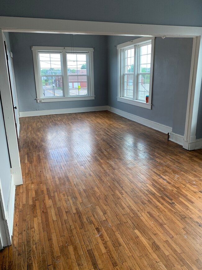 Building Photo - 1 E Main St