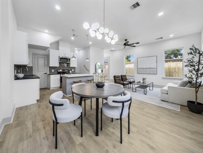 Building Photo - 2410 Vaughn St