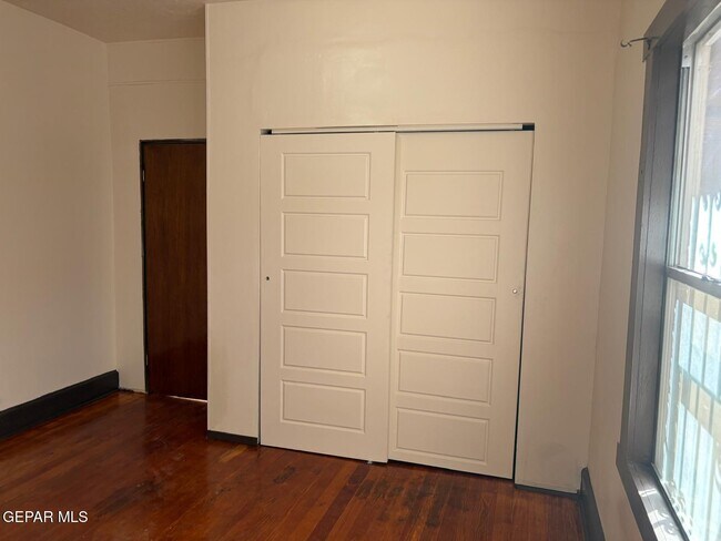 Building Photo - 3418 Pershing Dr