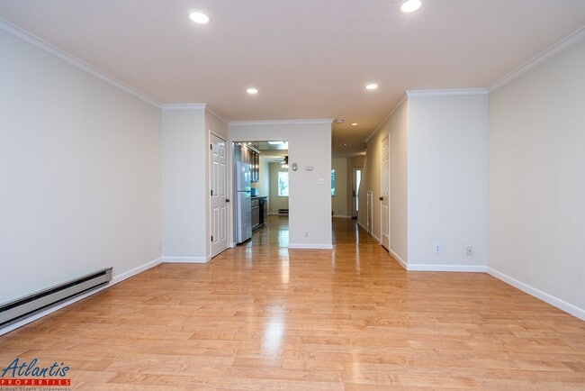 Building Photo - Lovely Townhouse | Private Outdoor Space