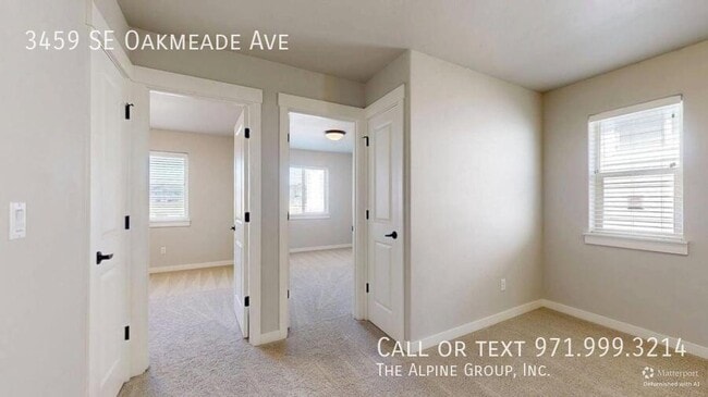 Building Photo - 3459 SE Oakmeade Ave