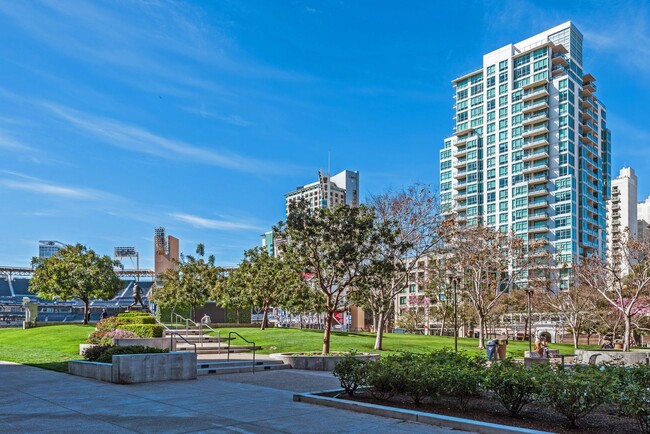 Building Photo - Stunning Legend Condo with Huge Patio Look...